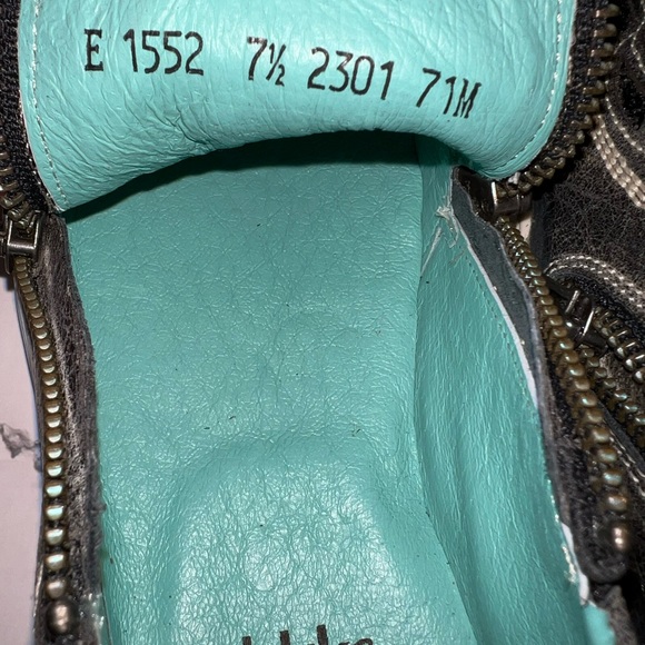 Corral Sneaker Shoes NWT. Sz 7.5 Grey Cross/Wings - Picture 11 of 14